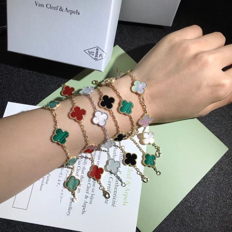คุณภาพ สร้อยข้อมือทอง 18K แบบวินเทจส่วนบุคคล Van Cleef & Arpels โรงงาน