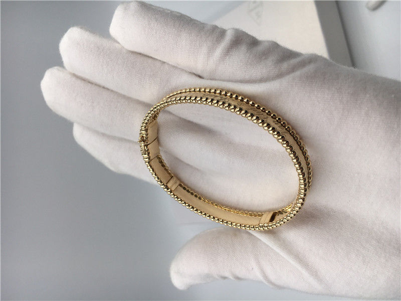 คุณภาพ รุ่นขนาดกลาง Van Cleef และ Arpels สร้อยข้อมือลายเซ็นสีเหลืองทอง VCA Bangle โรงงาน