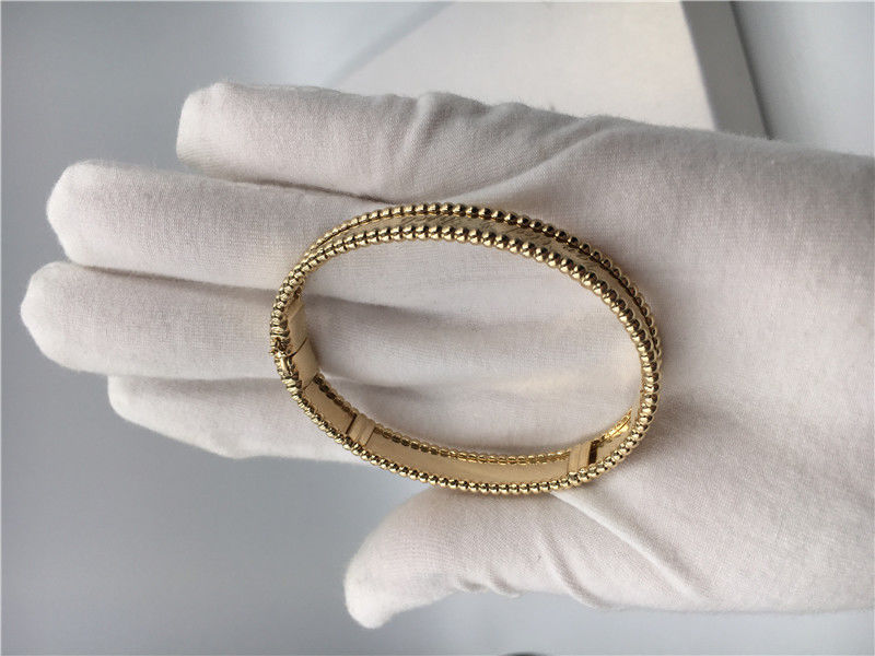 คุณภาพ รุ่นขนาดกลาง Van Cleef และ Arpels สร้อยข้อมือลายเซ็นสีเหลืองทอง VCA Bangle โรงงาน