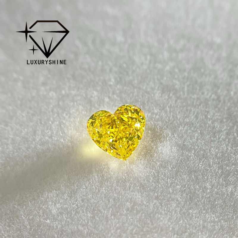 คุณภาพ LuxuryShine สีชมพู / เหลือง / เขียว หัวใจตัดห้องปฏิบัติการเพชรที่เติบโต VVS-VS เพชรแท้ & พระเครื่องแต่งงาน & พระเครื่องที่กําหนดเอง โรงงาน