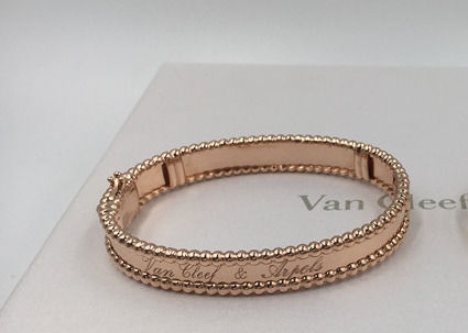 คุณภาพ รุ่นขนาดกลาง Van Cleef และ Arpels สร้อยข้อมือลายเซ็นสีเหลืองทอง VCA Bangle โรงงาน