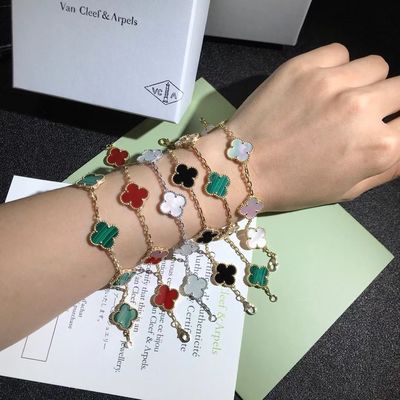 คุณภาพ สร้อยข้อมือทอง 18K แบบวินเทจส่วนบุคคล Van Cleef & Arpels โรงงาน