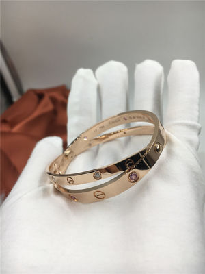 คุณภาพ สร้อยข้อมือความรักเครื่องประดับเพชรกุหลาบทองสำหรับผู้หญิงพร้อมไพลินสีชมพูหกเม็ด โรงงาน