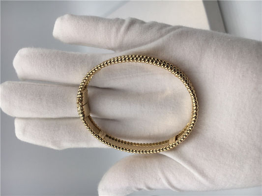 คุณภาพ รุ่นขนาดกลาง Van Cleef และ Arpels สร้อยข้อมือลายเซ็นสีเหลืองทอง VCA Bangle โรงงาน