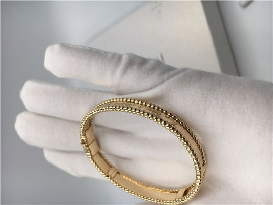 คุณภาพ รุ่นขนาดกลาง Van Cleef และ Arpels สร้อยข้อมือลายเซ็นสีเหลืองทอง VCA Bangle โรงงาน