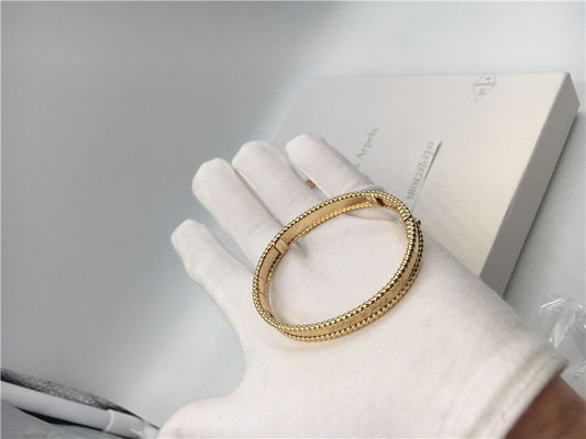 คุณภาพ รุ่นขนาดกลาง Van Cleef และ Arpels สร้อยข้อมือลายเซ็นสีเหลืองทอง VCA Bangle โรงงาน