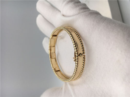 คุณภาพ รุ่นขนาดกลาง Van Cleef และ Arpels สร้อยข้อมือลายเซ็นสีเหลืองทอง VCA Bangle โรงงาน