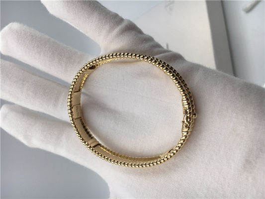 คุณภาพ รุ่นขนาดกลาง Van Cleef และ Arpels สร้อยข้อมือลายเซ็นสีเหลืองทอง VCA Bangle โรงงาน