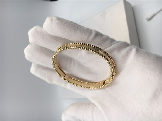 คุณภาพ รุ่นขนาดกลาง Van Cleef และ Arpels สร้อยข้อมือลายเซ็นสีเหลืองทอง VCA Bangle โรงงาน