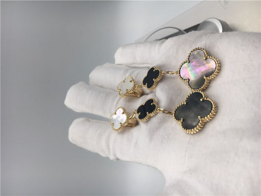 คุณภาพ Van Cleef Arpels ต่างหู Magic Alhambra ทองคำ 18k สีเหลืองกับมาเธอร์ออฟเพิร์ลสีขาวและสีเทา โรงงาน
