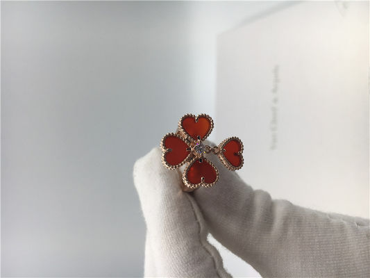 คุณภาพ 18k Rose Gold Van Cleef และแหวนดอกไม้ Arpels พร้อม Carnelian / Round Diamond โรงงาน