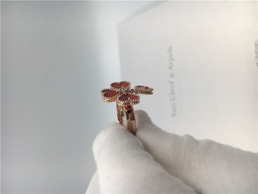 คุณภาพ 18k Rose Gold Van Cleef และแหวนดอกไม้ Arpels พร้อม Carnelian / Round Diamond โรงงาน