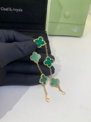 ผู้หญิง Van Cleef และ Arpels Alhambra สร้อยข้อมือ 5 ลวดลายสีเหลืองทอง Malachite VCARL80900