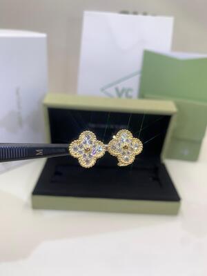 Vintage Alhambra ต่างหูแบบหนีบขนาดกลาง 18K Yellow Gold White Mother Of Pearl VS Diamond