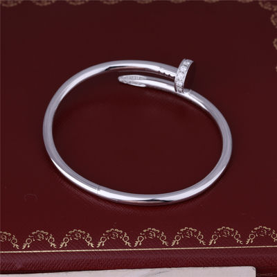 คุณภาพ JUSTE UN CLOU BRACELET ขนาด 18 กะรัต WHITE GOLD Nail Bracelet พร้อมไดมอนด์ที่ด้านบนและปลาย โรงงาน