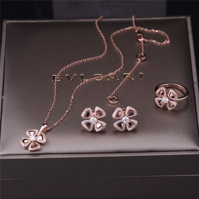 คุณภาพ ต่างหูทองคำแท้เครื่องประดับสูง Fiorever ใน 18 กะรัต Rose Gold ต่างหูตั้งด้วยเพชรกลางสองเม็ดและเพชรแบบพาเว่ โรงงาน
