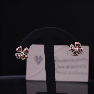 คุณภาพ ต่างหูทองคำแท้เครื่องประดับสูง Fiorever ใน 18 กะรัต Rose Gold ต่างหูตั้งด้วยเพชรกลางสองเม็ดและเพชรแบบพาเว่ โรงงาน