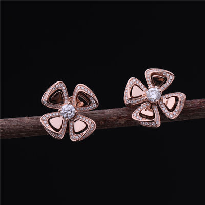 คุณภาพ ต่างหูทองคำแท้เครื่องประดับสูง Fiorever ใน 18 กะรัต Rose Gold ต่างหูตั้งด้วยเพชรกลางสองเม็ดและเพชรแบบพาเว่ โรงงาน